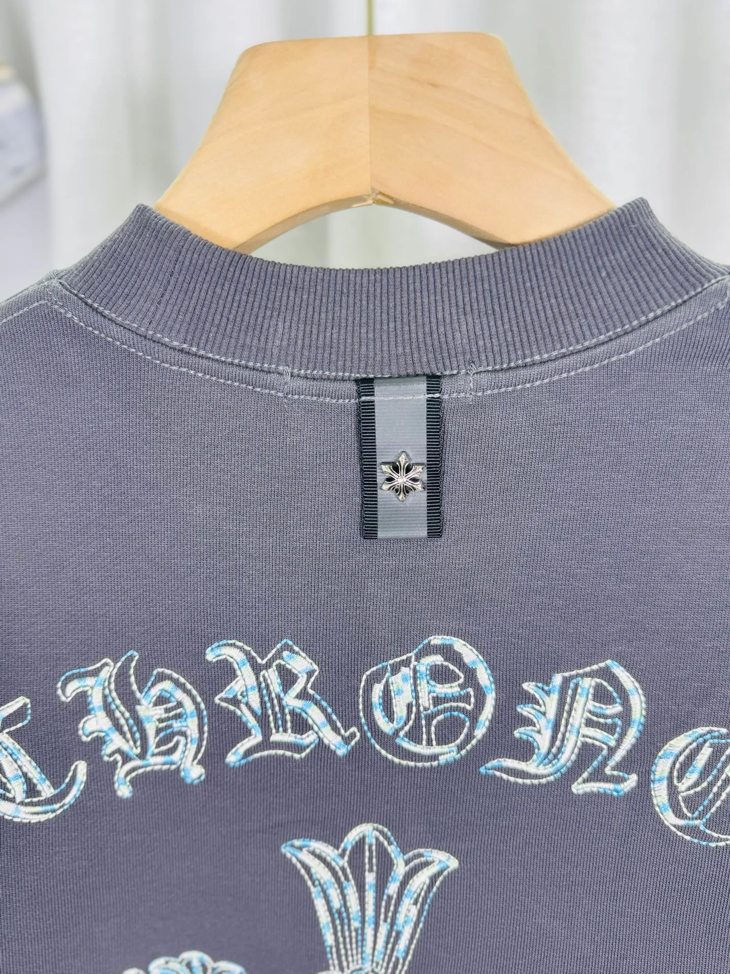 P240 top version, real shot without P, ​​different from market currency) 𝗖𝗵𝗿𝗼𝗺𝗲 𝗛𝗲𝗮𝗿𝘁𝘀/Cro Heart 2025 washed patch embroidery autumn and winter new original single counter American laser burnt 3D three-dimensional color embroidered couple casual sweatshirt 👑The highest version! Customized fabric 430g tripe terry fabric! American acid-washed and distressed original fabric laser burnt ✟appliqué embroidery and exquisite embroidery of letters! The best-selling model in the counter, very comfortable to wear. Accessories: original molded and authenticated collar label➕100% silk wash label. Genuine purchase-grade original hangtag➕matching hanging rope➕3D hanging beads➕original packaging bag. Craftsmanship: The original version has consistent wiring! The highest version of the armhole matching technique! Color: Gray Black Size: S M L XL Style No.: 9302